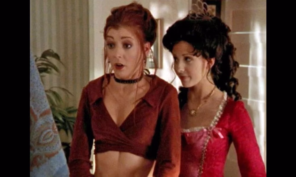 Alyson Hannigan and Sarah Michelle Gellar in Buffy the Vampire Slayer (1997).