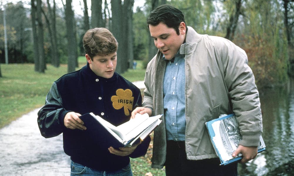 Sean Astin and Jon Favreau in Rudy (1993).