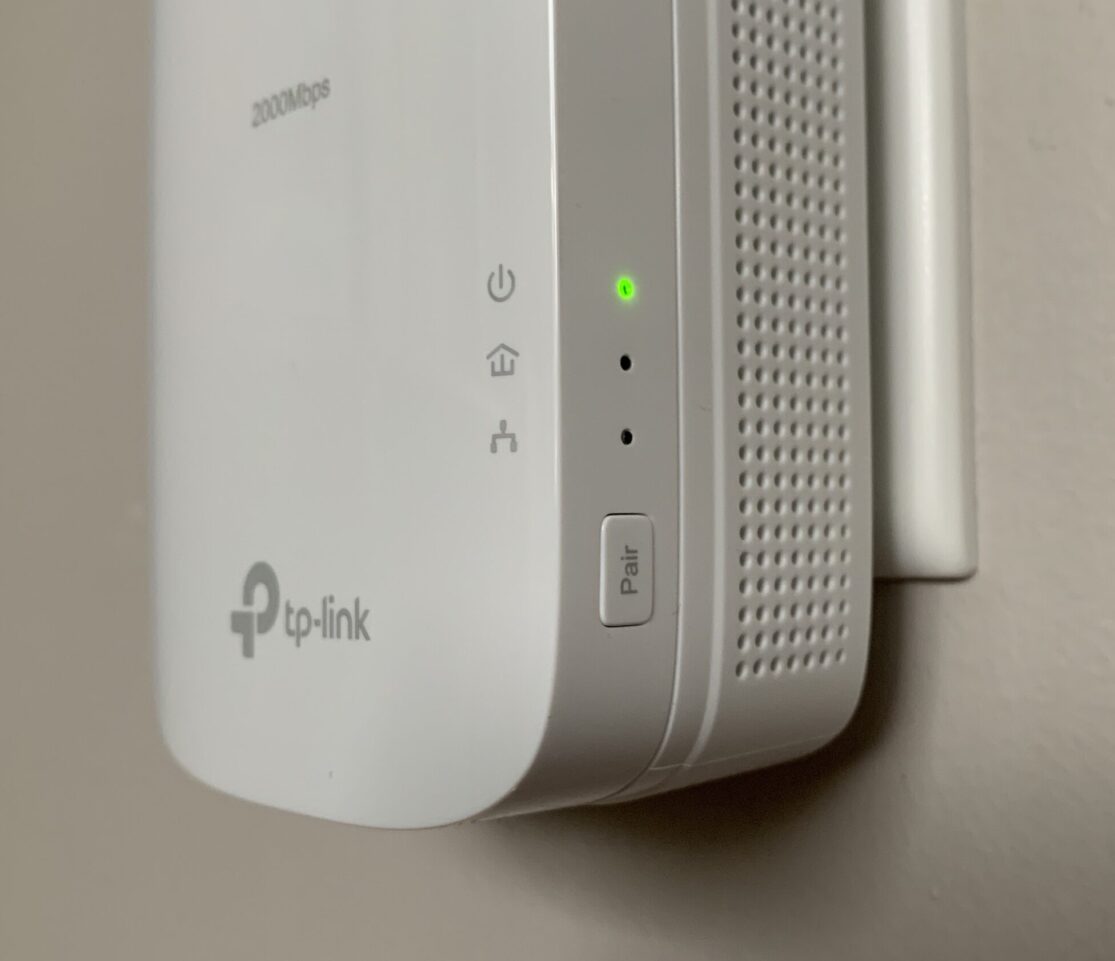 Side LEDs show your adapter’s power, connection quality, and connection status.