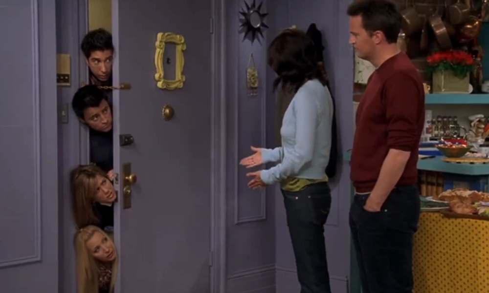 FriendsSeason10_1000x600 Four of the friends from Friends stick their heads around a door in a row.