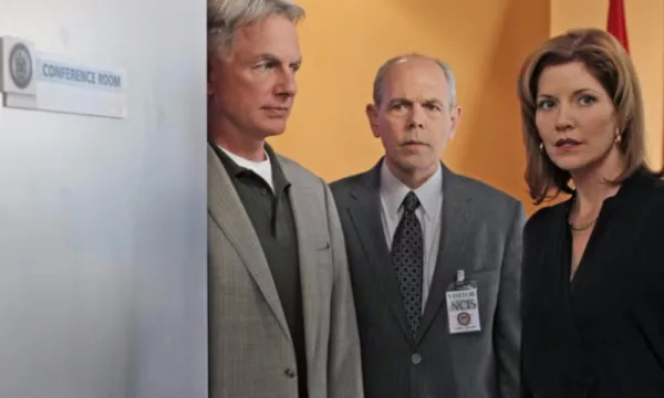 NCIS1000x600 Three NCIS characters (two gray-haired men and a woman) look at something offscreen.
